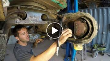 Replacing excavator final drive hydraulic lines